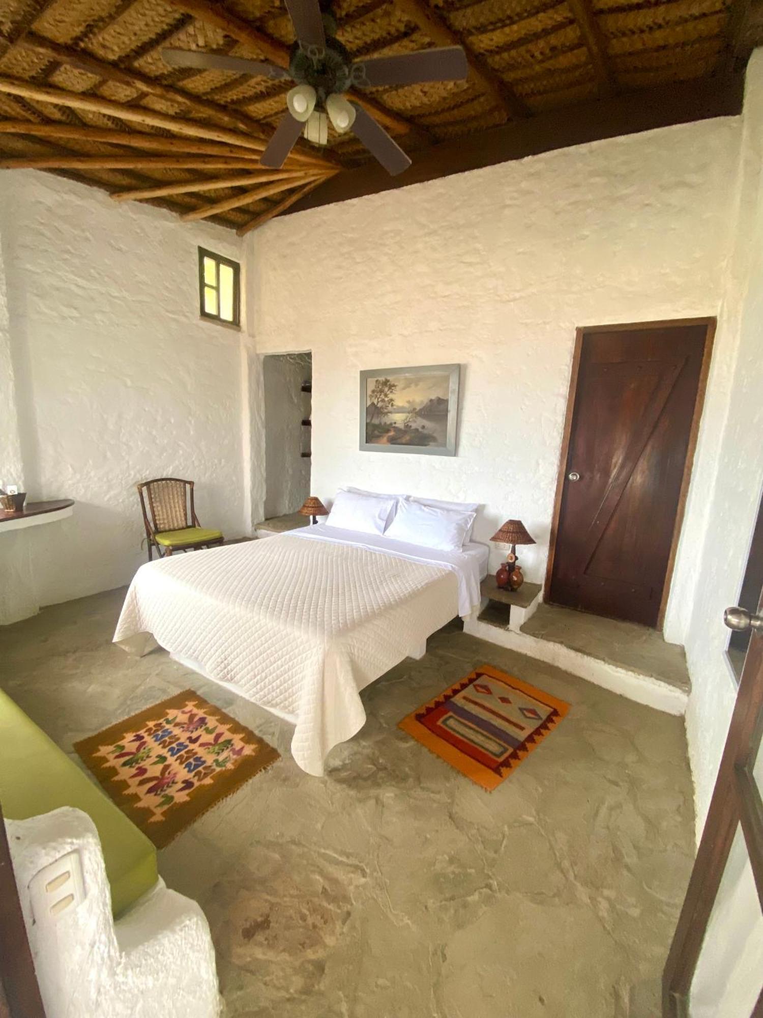 Hotel Smiling Crab Canoas de Punta Sal Exterior photo