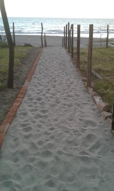 Hotel Smiling Crab Canoas de Punta Sal Exterior photo